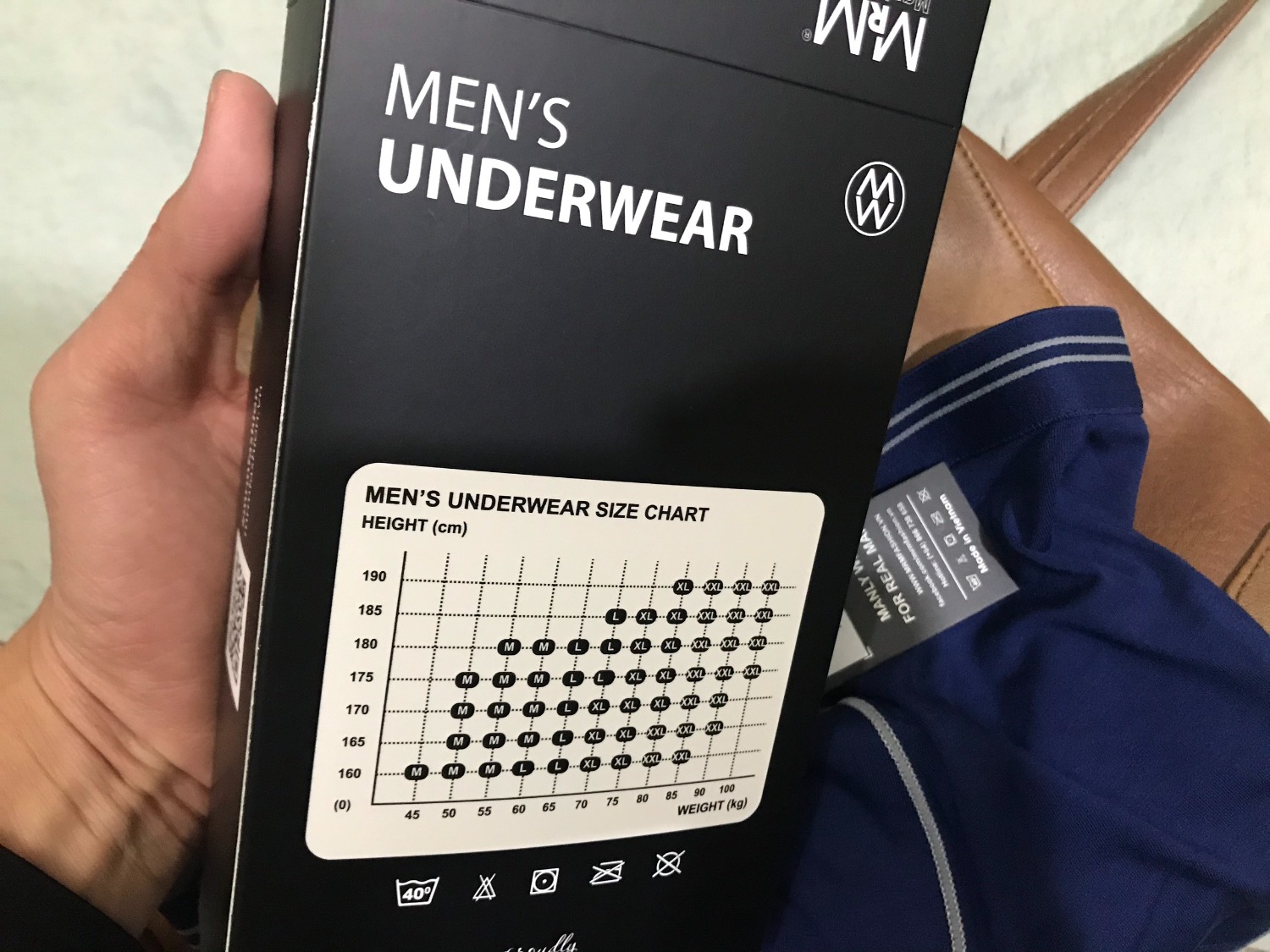 Hàng chính hãng, logo tem mác thương hiệu đầy đủ, rất chuyên nghiệp, đóng gói cũng rất cẩn thận từ shop.
quần mới, mở ra còn nguyên bụi, mùi vải. chất quần mềm mỏng mát, mặc rất thoải mái dễ chịu. mặc cả ngày không bị hăm bên dưới.
Giao hàng hơi bị trễ xíu, đặt lúc 3h chiều, dùng gói tikinow 2h mà tận 5h30 mới nhận được sản phảm, bị trễ mất nửa giờ, lúc đó tan giờ làm, shipper báo tắc đường nên thông cảm,may vẫn còn kịp nhận hàng.
Mặc ban đầu thấy vừa,thoải mái dễ chịu, dùng 1 thời gian xem sao. Goodd !