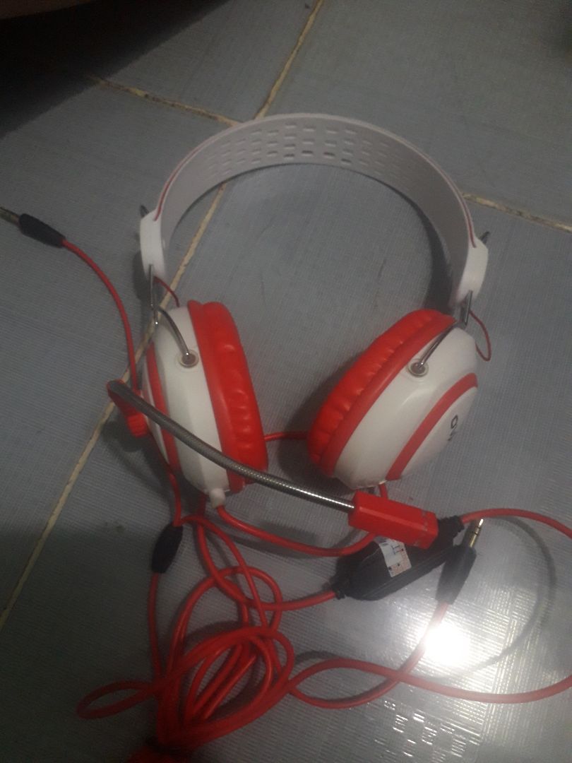 hàng gói bọc cẩn thận, giao hơi lệch ngày 1 xíu, tai nghe hơi lỏng chưa ôm gọn phần tai nhưng chất lượng âm thanh ổn :> hàng gói bọc cẩn thận, giao hơi lệch ngày 1 xíu, tai nghe hơi lỏng chưa ôm gọn phần tai nhưng chất lượng âm thanh ổn :>