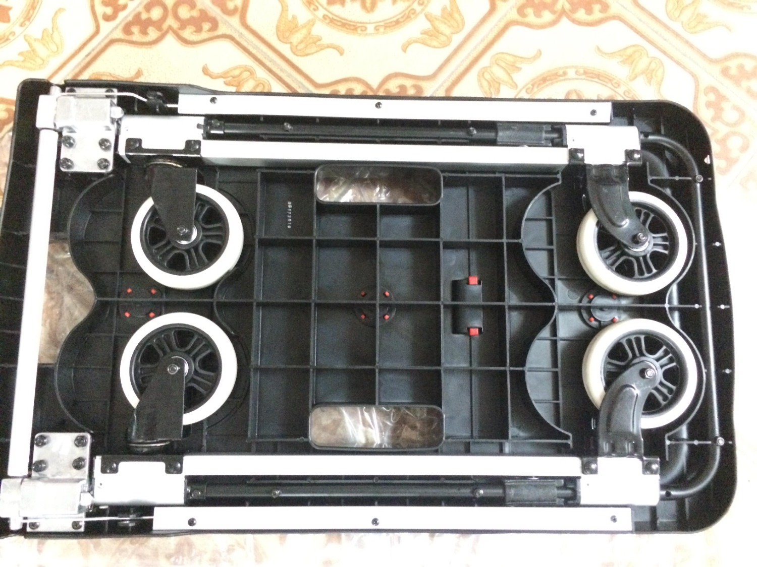 - Về SP: Xe đẩy thiết kế đẹp, nhẹ, thuận tiện, bánh xe gấp được chìm vào sàn xe nên vô cùng gọn. Mình rất ưng. Tuy nhiên xe khi bắt đầu mở hoặc gấp hơi bị mắc, mà mình không hiểu là do dầu mỡ hơi bị khô hay gì khác. Giá như không có khuyết điểm này thì SP đáng được 5 sao.
- Về nhà bán hàng Maxbuy Việt Nam: Nên kiểm tra lại SP trước khi giao hàng, chỉ xuất kho những SP hoàn hảo thì tốt biết bao. Đóng gói đẹp, chắc chắn nhưng nhiều nilon quá, nếu tìm cách đóng gói SP sao cho ít nilon hơn thì tuyệt.
- Về Tiki: Giao hàng khá nhanh, nhân viên thân thiện!