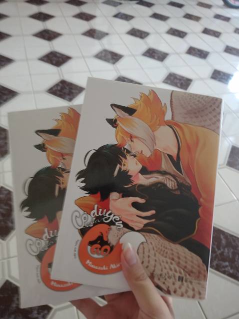 Hàng giao nhanh với xinh lắm nhưng chuyện là mình đặt 2 cuốn, 1 cuốn cho mình và 1 cuốn để tặng sn cho bạn. Mà sao lại có 1 cuốn bị bóc seal vậy ạ.. mình phải ngậm ngùi lấy nó vì không thể tặng cuốn bóc seal rồi cho bạn 😢