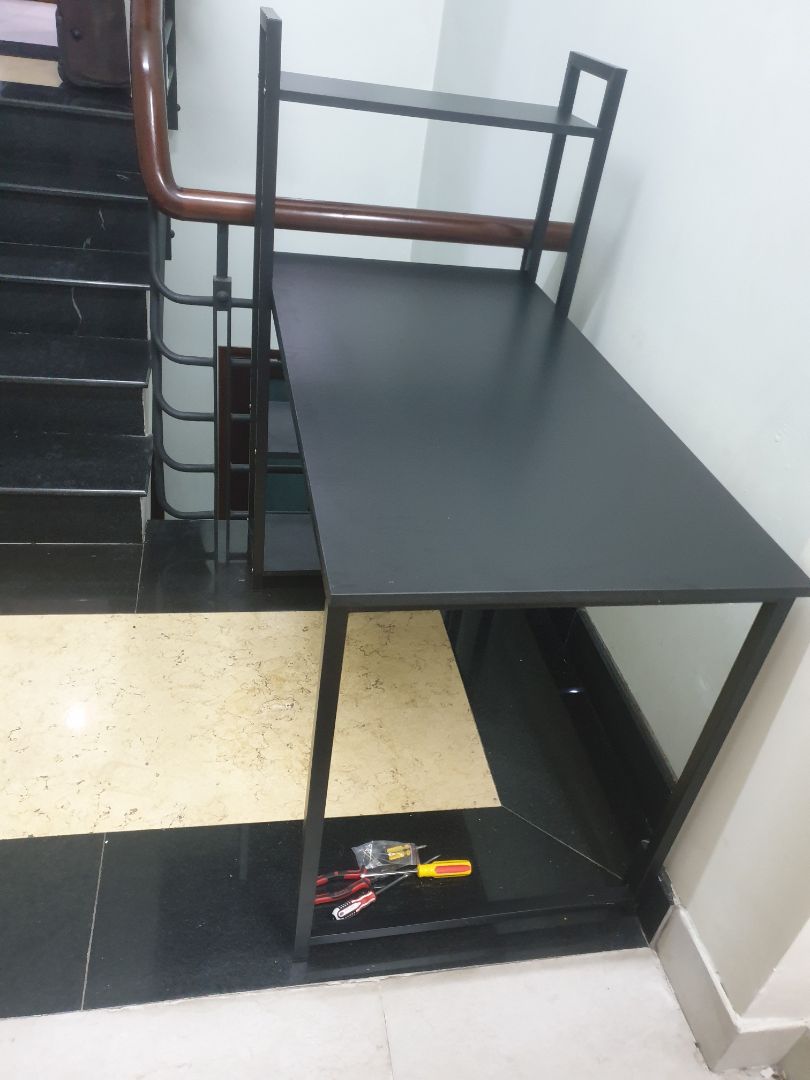 Có vẻ chắc nhưng chân bên p hơi cụp vào. hy vọng không ngã.  bạn nào ráp nên ráp phần kệ bên T trước r mới ráp chân bên P nha