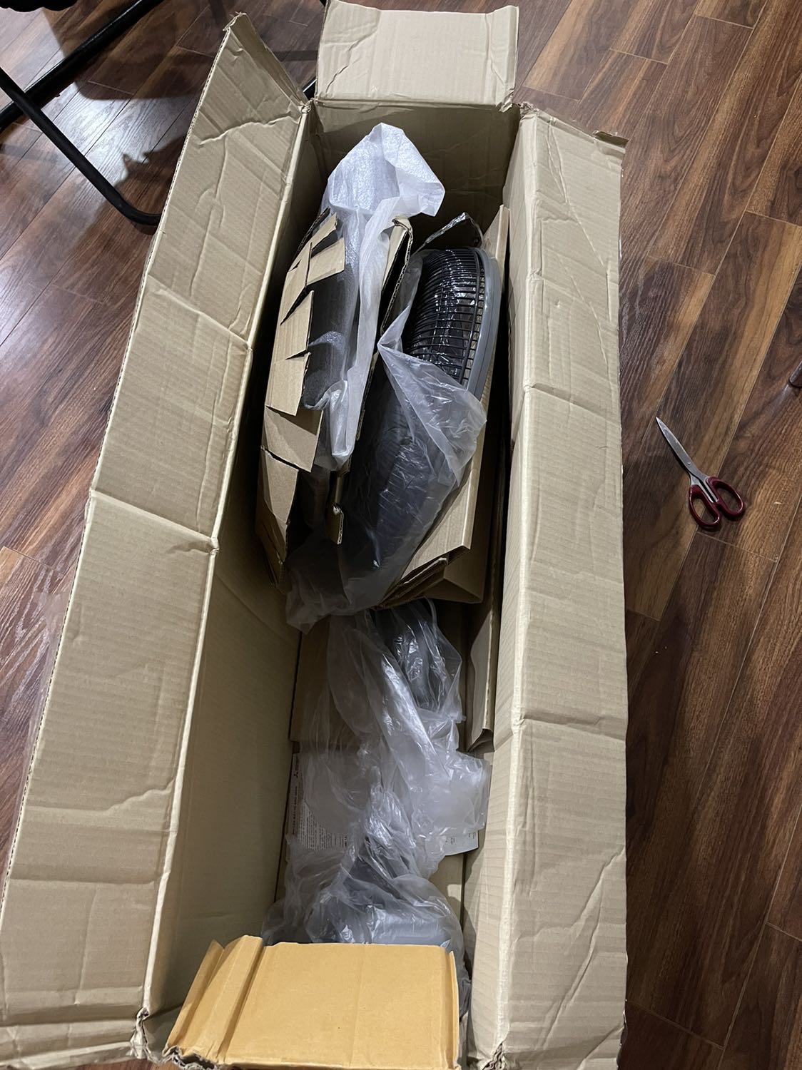 Tôi mua quạt mới nhưng nhận được thùng đóng lại chứ không phải thùng nguyên, bên trong pack rất cẩu thả. Quạt xước tùm lum.