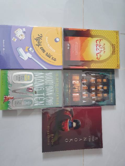 Cuốn sách mở đầu với hoàn cảnh tủi nhục của Mariam, diễn biến tâm lí của cả gia đình cô bé, từng nhân vật một, được miêu tả sinh động và chi tiết rất chân thật. Rồi câu chuyện lái sang cô bé Laila sống gần đó, từ khi 2 người anh trai cô chưa đi lính đến khi tử trận. Từ lúc cô còn bé đến khi trao thân lần đầu cho Tariq 16 tuổi - bạn thanh mai trúc mã của cô. Rồi bi kịch ập tới khi chồng Mariam - là Rasheed dựng nên thảm kịch về cái chết của Tariq lúc lánh nạn sang nước láng giềng. Laila và Mariam từ đó sống cảnh chồng chung. Tranh cãi, thù hận, làm hòa rồi bảo ban nhau vượt qua nghịch cảnh. Đến khi cả 2 dàn trận để chạy trốn khỏi Rasheed mà k thành. Cứ tưởng cả 2 phải đợi mỏi mòn đến khi ông ta chết đi vì già yếu thì mới họa may được giải thoát. Nhưng không ngờ chính sự quay lại tìm kiếm người xưa của Tariq mà Laila đã hiểu rõ về chồng mình. Mariam vì muốn cứu Laila - cô gái bé nhỏ mà Mariam từ lâu đã xem là con gái mình. Bà đã kết liễu Rasheed và nhận hết mọi tội lỗi với mức án tử hình. Chắp cánh cho ước mơ được cao bay xa chạy của Laila cùng Tariq với 2 đứa con nhỏ. Khi chiến tranh kết thúc, Laila cùng cả gia đình quay về Herat, và định cư Kabul, xây dựng lại một cuộc đời mới, yên bình, hạnh phúc và đủ đầy. Lá thư hối lỗi muộn màng của Jalil - cha của Mariam, cùng với số tiền gia tài ông gom góp để lại cho cô con gái mà ông đã hất hủi khi bé, đã giúp Laila sửa sang lại được trại trẻ mồ côi - nơi cô đã bị chồng ép phải gửi con gái vào đó khi chiến tranh kèm theo hạn hán đói khát. Kết truyện nhân văn, Mariam được ví như sống mãi trong lòng Laila và Aziza - như ngàn mặt trời luôn sưởi ấm tâm hồn con người!
----------Goodreads - Anna Dương ------------