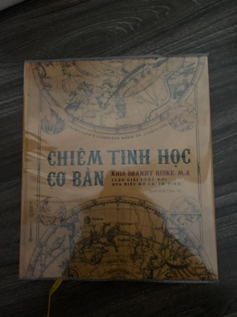 Về hình thức: 
     Vì là sách bìa cứng nên sách khá nặng. 
     Giấy in sạch đẹp, thơm phức. 
     Tiki giao hàng nhanh, bọc bằng bookcare cẩn thận, không bị dập hay móp góc nào. 

Về nội dung:
     Quyển sách này cung cấp những tri thức cơ bản nhất về chiêm tinh học và bản đồ sao. Vì là cơ bản nên dễ hiểu đối với những bạn chưa biết gì. Tuy nhiên nếu bạn đã từng mua quyển chiêm tinh học căn bản rồi thì không nên mua nữa vì nội dung khá giống nhau. Dẫu vậy, nếu đang phân vân quyển này với những quyển căn bản khác thì mình recommend quyển này hơn nhé