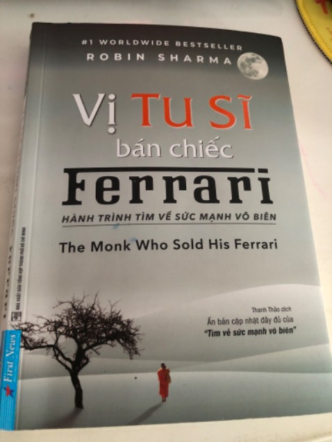 Sách thật thật sự rất hay! Từ nội dung đến chất lượng sách và phần dịch thuật 100/10. Có thể nói đọc 1 cuốn sách này của Robin Sharma bằng đọc 100 cuốn sách self-help của các tác giả Trung Quốc. Đã đọc liên tục cuốn sách này 2 lần vì muốn chiêm nghiệm và thuấn nhuần tư tưởng và toàn bộ nội dung của nó! Thông qua câu chuyện với những hình ảnh ẩn dụ cho những triết lý sống của các bậc thầy hiền triết sống ở ngọn núi Hy Mã Lạp Sơn, mọi người sẽ sống tích cực và lạc quan hơn, buông bỏ những nỗi đau đến từ quá khứ, sống thật trọn vẹn với từng phút giây hiện tại và trở thành một con người hoàn toàn mới, điềm tĩnh và ôn hoà hơn. 
2 câu triết lý rất hay mình rút ra được cuốn sách là: Khi người học trò sẵn sàng, người thầy sẽ xuất hiện và Tâm trí của bạn cũng giống như khu vườn màu mỡ, hãy chăm sóc nó, tiếp thu những ý nghĩ tích cực, thay thế những suy nghĩ ảm đạm thành niềm vui và thay đổi góc nhìn nhận với những tình huống không được như ý trong cuộc sống. Hãy trở thành người gác cổng trong khu vườn tâm trí của mình, chặn những suy nghĩ tiêu cực đang cố gắng len lỏi và đang gặm nhắm phá huỷ bạn từng ngày ( chỉ một suy nghĩ tiêu cực có thể tàn phá khủng khiếp đến chất lượng cuộc sống một ngày của bạn.) 
Mình hi vọng rằng những bạn đọc đang gặp khó khăn trong cuộc sống hay có cái nhìn nhận không hay về bản thân hãy giữ vững niềm tin rằng mỗi sự tồn tại của bất kỳ ai trên vũ trụ này đều đáng giá và mỗi người đều mang theo mình sư mệnh riêng, đừng đánh giá thấp bản thân và hãy can đảm lên sống cuộc đời mình thật ý nghĩa.