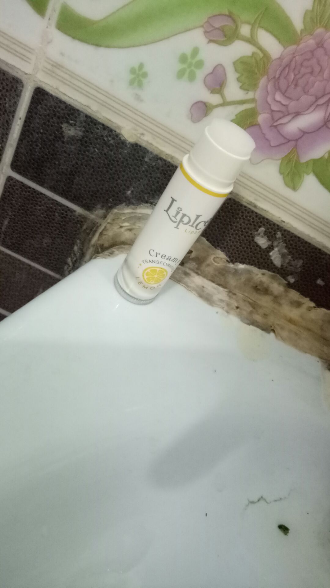 son nhỏ gọn dễ mang theo. Dùng Lip ice lâu năm rồi nhưng bây giờ mới mua mùi chanh. Son rất thơm như đập cả một quả chanh đường vào môi. chỉ cần thoa một lớp nhẹ thôi đã rất mềm môi, không quá bóng, sau khi thoa xong cảm thấy mát mát môi. tô thêm một lớp son màu lên trên là vừa đẹp. Tiki giao hàng khá nhanh. Shipper thân thiện.