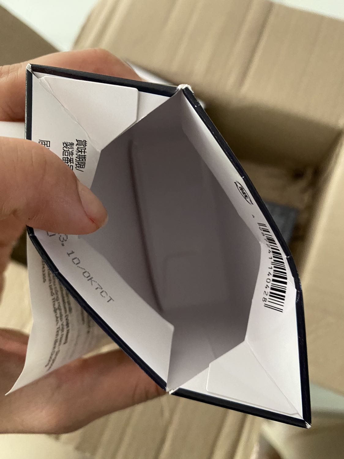 Mình đặt 3 hộp cho gia đình dùng, lúc mình mở hộp ra lấy từng sản phẩm đặt thì thấy một hộp quá nhẹ như trống không, và sự thật là vậy! Mua 3 hộp, giao đúng 3, nhưng chỉ có 2 hộp có ruột, và một hộp sản phẩm vô hình!! Gọi tiki thì bên bộ phận khách hàng gọi và giải quyết thì họ hỏi mình tìm lại video ghi hình họ mới giải thích được ?! 
Từng là khách hàng mua hơn mấy trăm triệu đồng từ tủ lạnh, máy giặt,… mình thật sự quá thất vọng về cách giải quyết vấn đề của tiki với kho hàng xuất hàng, làm khách phải chịu thiệt thòi cho một hành vi *** đảo từ bên nội bộ của tiki.