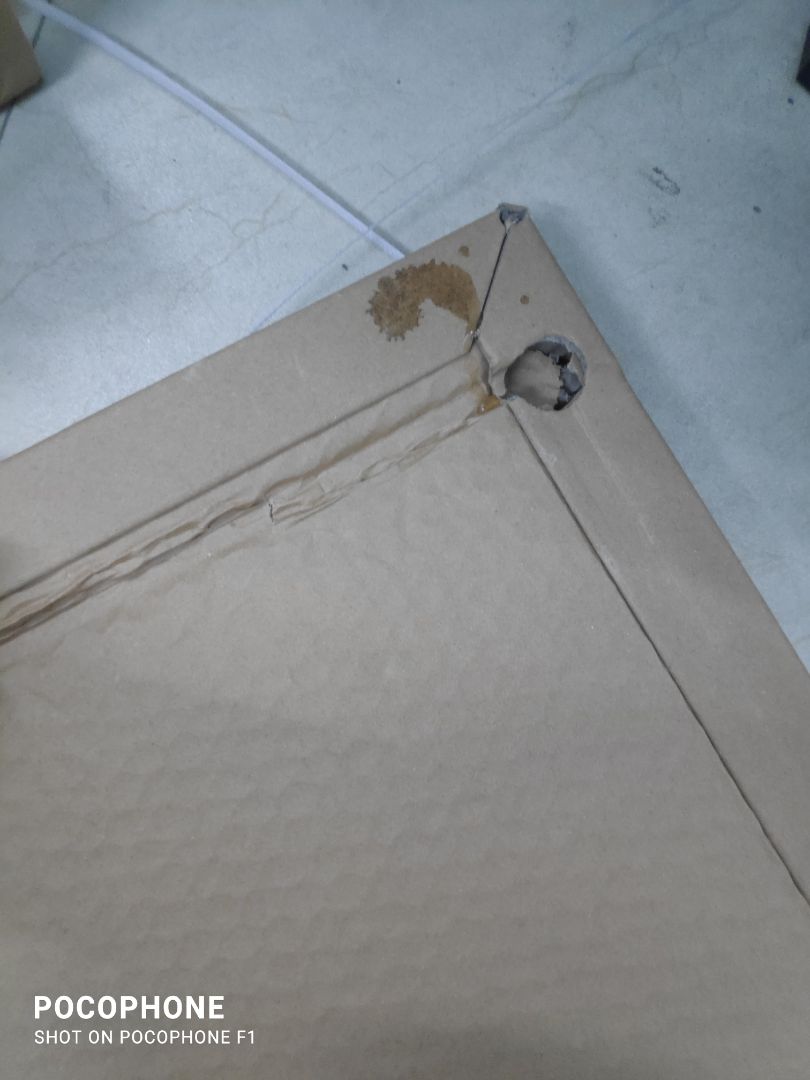 Tin tưởng tiki vì mua rất nhiều rồi nhưng thất vọng. máy mở ra thì đọng nc bên trong (m có quay video nhưng nặng quá k post lên đây đc). xong bê vào k để ý, lúc sau phát hiện ra đế bị rơi ra do k có ốc. con này chắc chắn đã bị tháo ra sửa xong đóng lại thành hàng mới. chắc lúc tháo ra sửa xong đóng vào k thèm vặn ốc chân đế luôn. quá thất vọng với tiki