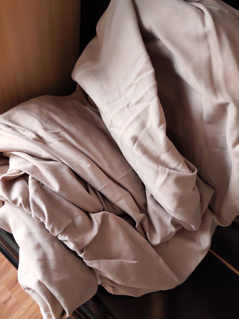 lần đầu tiên thấy vải đũi thành phẩm trên ga giường, vỏ gối. quá tuyệ vời ông mặt trời vì độ lì của vải, không nhăn. shop may đường kim mũi chỉ đẹp, chắc, 2vỏ gối và ga vừa in, 1vỏ gối ôm dài chuẩn ko cần chỉnh ko bị thừa ra như một số vỏ g.o khác. màu thì phong sắ phú vô cùng, mình đặt 5 loại mới giao 2 màu nè. ưng 2