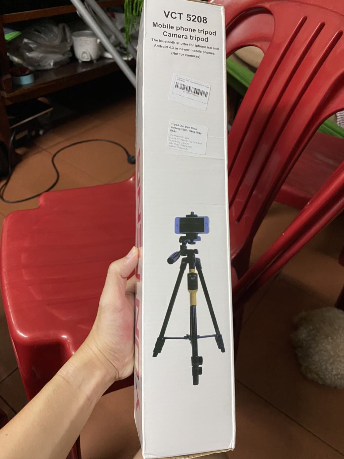 Hộp bị móp một chút, bao gói kỹ, ống kim loại, sơn mạ tĩnh điện. Phần nhựa hoàn thiện mức trung bình khá, kéo hết mức được khoảng 1.3m. Với mức giá 340k là tạm ổn. Hài lòng