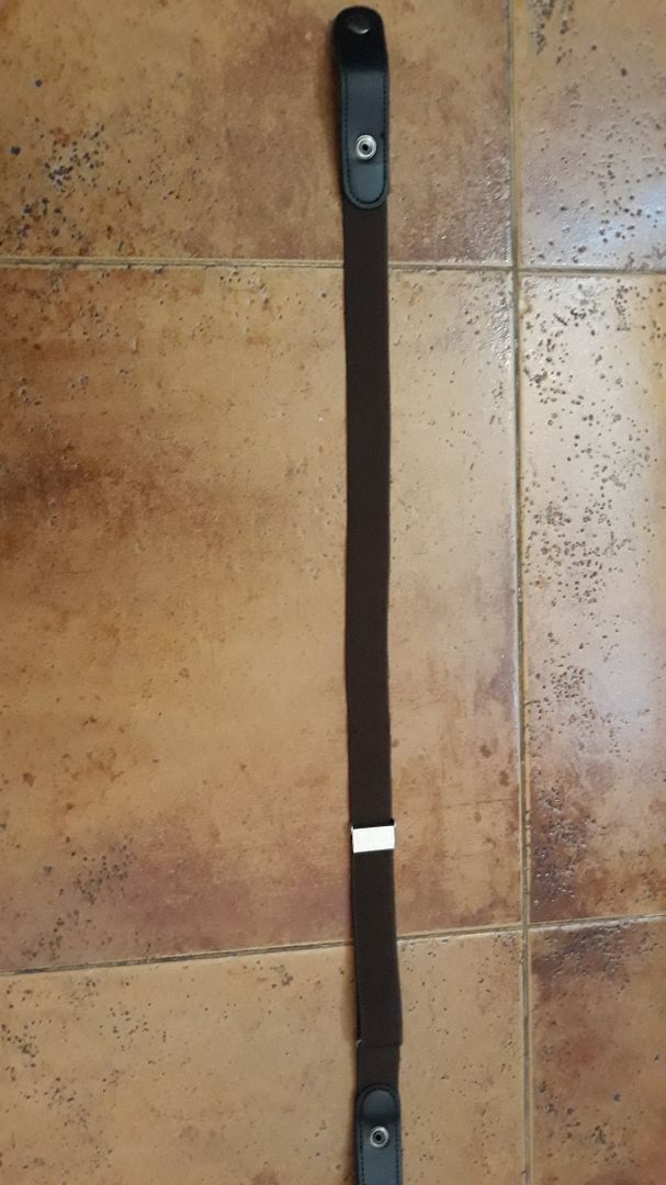 Dây đeo có hai đầu luồn qua hai con đỉa, hai bên lưng quần, nhưng nếu xiết vào, con đỉa xỏ thắt lưng trên lưng quần sẽ bị banh ra, rất xấu, thực sự là không dùng được