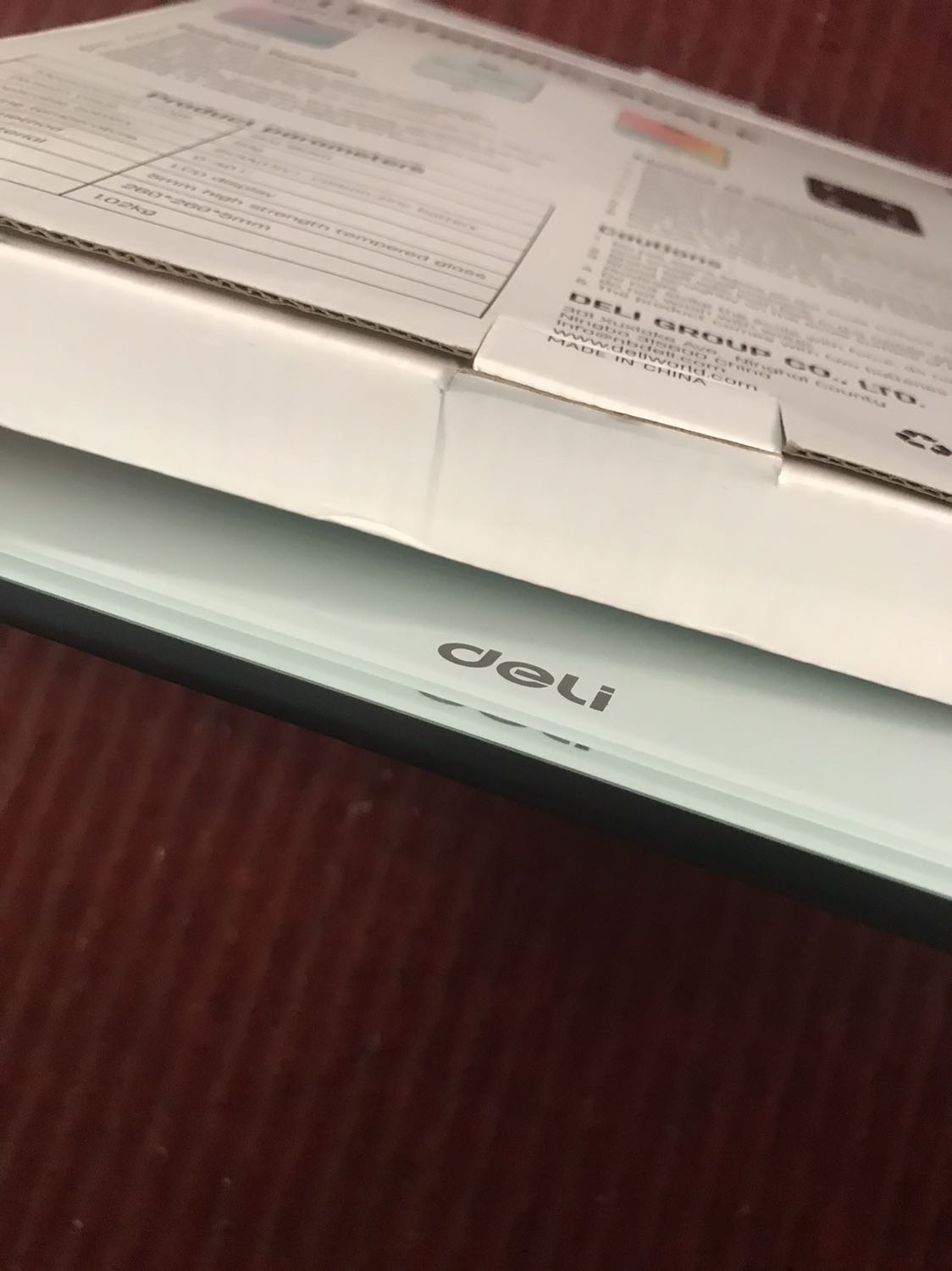 Được tặng thêm 2 cục pin lắp cân. Trước mắt cân ổn không lỗi gì đóng gói chắc chắn cân dày dặn. Giá rẻ cho bảo hành 1 năm nên mua luôn. Tạm ưng cảm ơn tiki và nhà bán