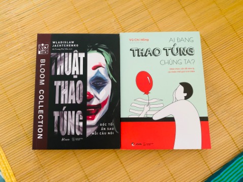 Giao hàng nhanh. Đóng gói cẩn thận. Mua sales 40%. Sách chỉ ra những thủ thuật thao túng tâm lý trong cs. Nhưng tiêu đề sách "Góc tối sau mỗi câu nói" thì nên list ra hàng loạt câu nói trong công việc, cuộc sống...và phân tích hàm nghĩa thao túng mới hợp lý vs tiêu đề