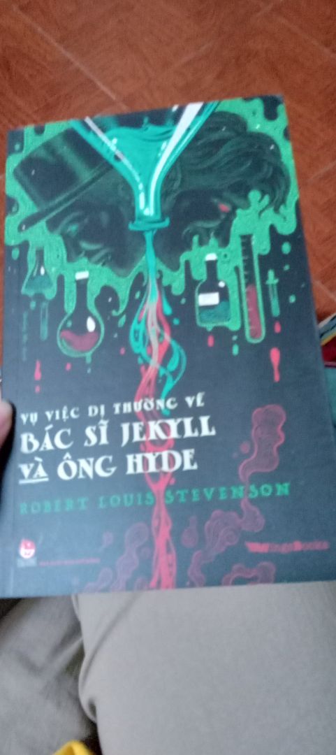 Bìa và các trang chữ được sắp xếp rất thú vị! Thật ngạc nhiên khi cả hai truyện ngắn đều được in trong cùng một cuốn sách 😮😮 và nội dung cuốn sách cũng đầy ắp thú vị như hình thức của em nó nha😀
