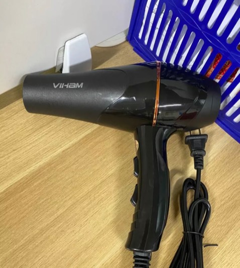 ,,,,, Máy sấy lực gió vừa phải, tóc mình khá dày nên cần sấy lâu xíu. Gấp gọn được khá tiện, cầm ko bị nặng tay và màu siêu xinhh. Quan trọng là săn sale chưa tới 120k rất ưng nhaaa 🥰 À mà shop có dặn shipper nhẹ tay nữa nên chấm shop 10đ cskh 👍