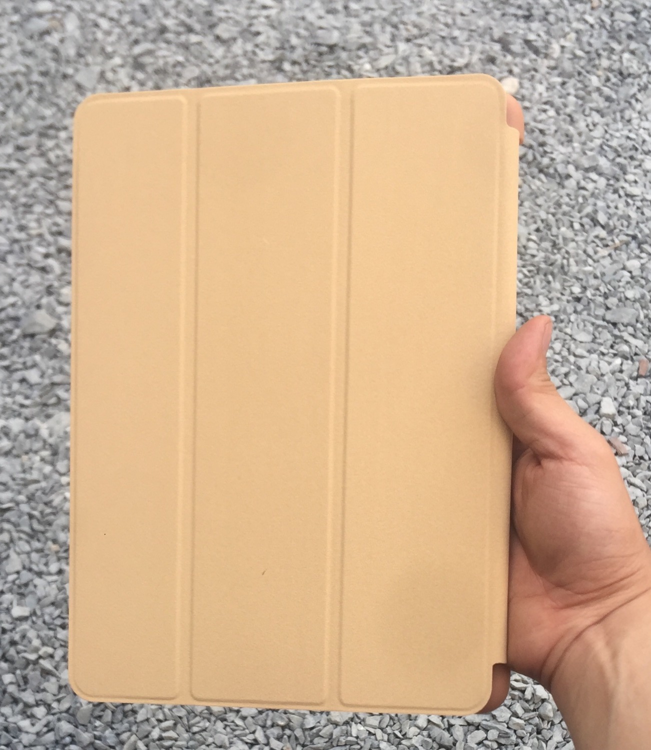 Sản phẩm có màu đơn giản nhưng không kém phần sang trọng. Thiết kế sắc sảo, vừa khít máy, mặt lưng nhám cầm rất chắc tay, case dẻo sẽ không bị xước iPad, thiết kế tự động đóng tắt thông minh. Nói chung không có điểm nào để chê về bao da này.