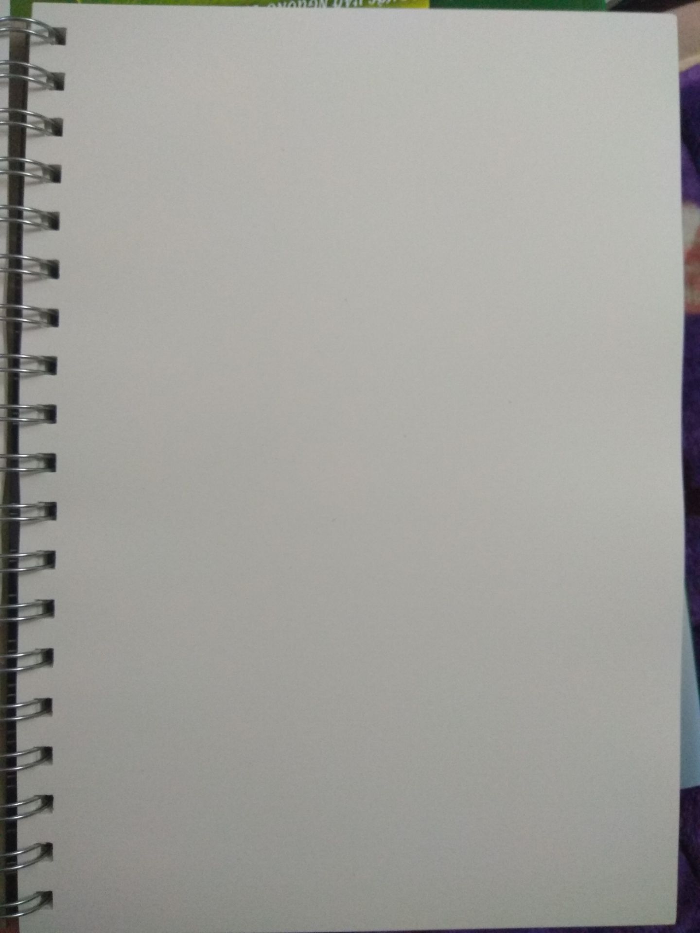 Ưng quá cơ! mình thì cũng ko câu nệ, giao màu ngẫu nhiên mà, sao cũng được. Nhưng mà Tiki chọn cho mình hình và màu bìa ưng quá, nữ tính. Mình thích cực kỳ luôn. 
sản phẩm đóng gói cẩn thận đẹp chắc chắn. 
Chất giấy cứng cáp, mịn, phù hợp với việc mình vẽ chì. mua quyển này lưu lại được các bức vẽ.  ????