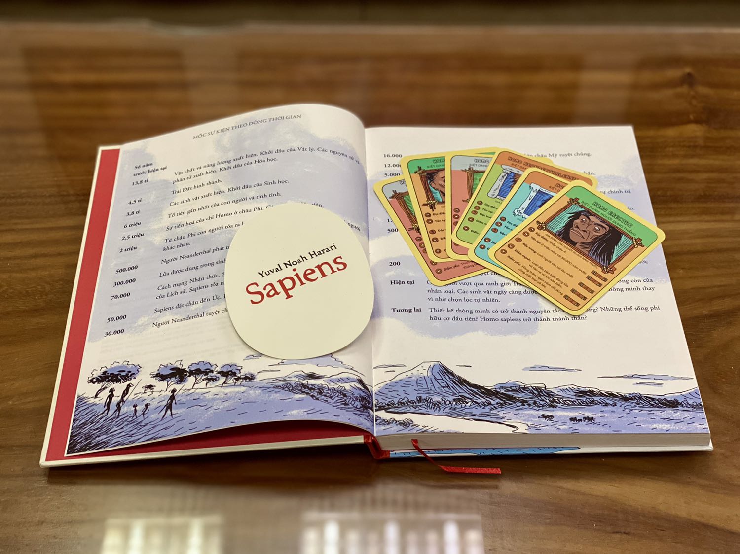 - Tiki giao hàng nhanh chóng nhưng đóng gói chưa được cẩn thận. Lúc giao kiện hàng còn móp méo như thế này. Thật sự thất vọng với bộ phận giao hàng của Tiki.
- Về mặt hình thức mình đánh giá 5 sao, sách bìa cứng, khổ to, có áo sách, in màu toàn bộ, chất lượng giấy tốt. Sản phẩm tặng kèm 1 bookmark & 6 thẻ nhân vật khá thú vị. Giá mình mua đã giảm khá nhiều so với giá bìa cộng mã vận chuyển nên quá ổn. Đây mới là tập 1 nên chắc chắn sẽ đón mua những tập tiếp theo. Nhìn chung chất lượng tuyệt vời! 
- Sách phù hợp làm quà tặng cho các bạn nhỏ thích khám phá lịch sử, bản thân mình cũng thích sách có nhiều ảnh minh họa sôi động, tạo động lực & hứng thú hơn trong việc đọc sách.