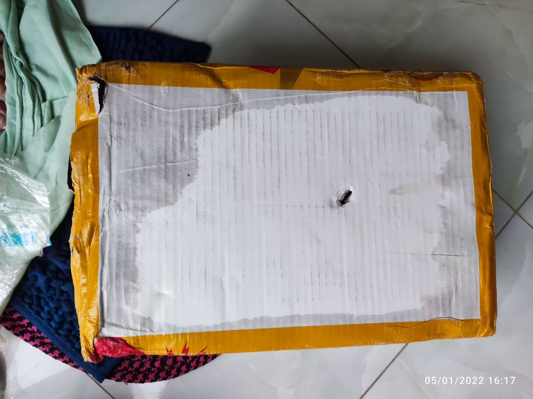 2 thùng bị lủng,nước ngọt chạy ướt mem,kiến bu