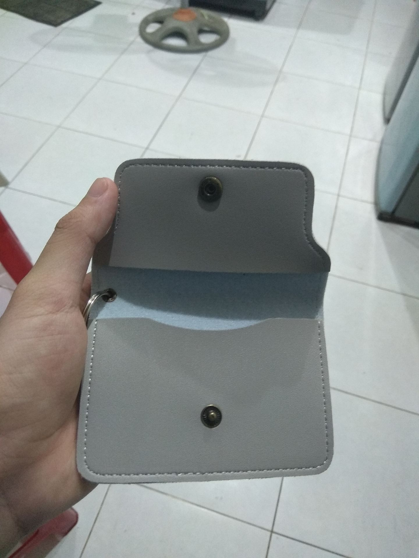 Ví da rất đẹp, chắc chắn, nhỏ nhỏ xinh xinh, phù hợp đựng ít tiền để gửi xe,... Mua đợt giảm giá 12/12 nên rất là hợp lý. Ví da rất đẹp, chắc chắn, nhỏ nhỏ xinh xinh, phù hợp đựng ít tiền để gửi xe,... Mua đợt giảm giá 12/12 nên rất là hợp lý.