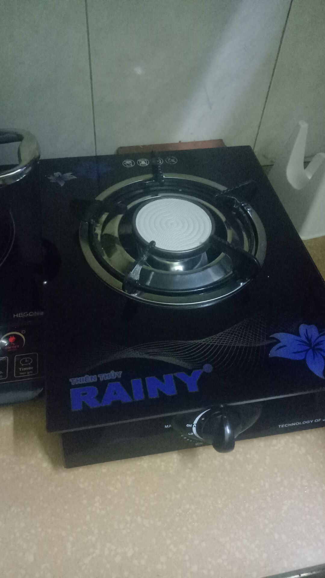 tôi mua bếp dùng được 4 hôm 
nay bật không lên lửa 
tưởng hết ga, gọi thay ga 
nhưng bật vẫn không lên lửa 
tôi muốn đổi trả, vì giờ ko dùng