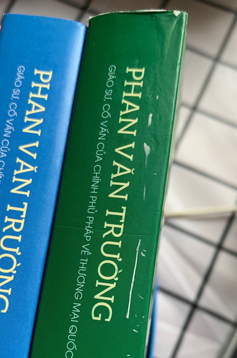 Sách mới. Giấy, bìa đều chất lượng. Nhưng gáy sách và giá đỡ thì nhăn nheo, chưa vừa ý ở điểm này. Còn lại đều hài lòng. Đặt hàng khoảng gần 4 ngày là có hàng (kể cả T7, CN) luôn.