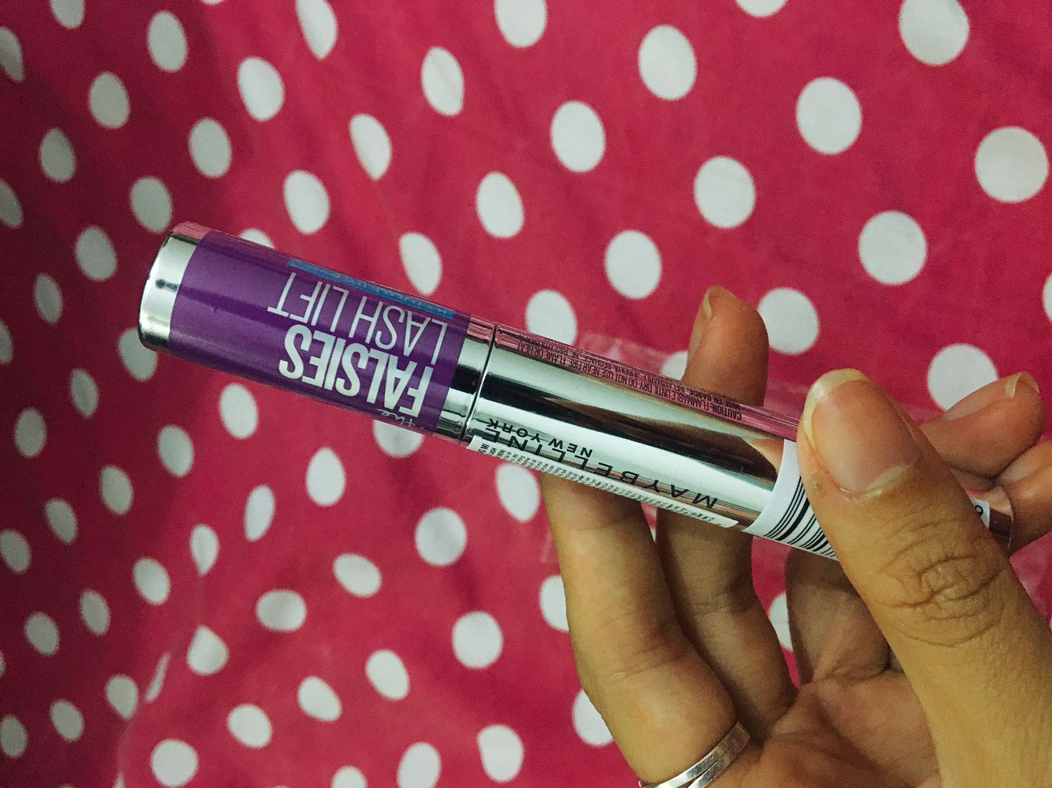 Mascara Maybelline thì đỉnh cao rồi, chuốt mi cực thích, mình chắc có đủ cả bộ chả thiếu món nào, trc có bạn gửi xách tay về cho 1 cây Lash Lift này, xài hết muốn mua lại mà ko biết mua ở đâu. Bởi vậy thấy lần này hãng tung e này tại VN là hốt luôn ko chần chừ. Phải nói là em này có design quá cute, khác các em mascara khác của Maybelline, tím trendy và thân trụ đều mập mập cầm đã tay haha. Đầu cọ và chất mascara cũng lạ hơn, đúng thật là có khả năng uốn nâng mi rất tốt, kiểu như xài mi giả ko lo bị sụp mi, được thêm cái ko vón cục nên mình khá thích. Làm dài mi thật sự, điểm trừ đối với mình là bạn này làm mi dày lên trông thấy nếu chuốt nhiều, mà mình thì thích kiểu tơi tơi nên nếu bạn nào ko cần dày chỉ cần dài thì nên chuốt từ chân mi, chuốt thẳng lên để mi dài ra và cong nhen, chuốt zíc zắc thì mi sẽ dày hơn, phù hợp cho các bạn mi thưa. Mình đã từng xài qua nhiều mascara đắt tiền nhưng thấy cũng chỉ hơn Maybelline được tí nên vẫn thích dùng của hãng, vì mascara chỉ nên xài trong vòng tầm 6 tháng là tốt nhất, mua đắt tiền thay nhiều đau ví. Nói chung với mức giá này mà hội tụ đủ mọi yếu tố mình cần cho 1 cây mascara thì mình thấy rất tốt rồi. Sẽ mua nữa.