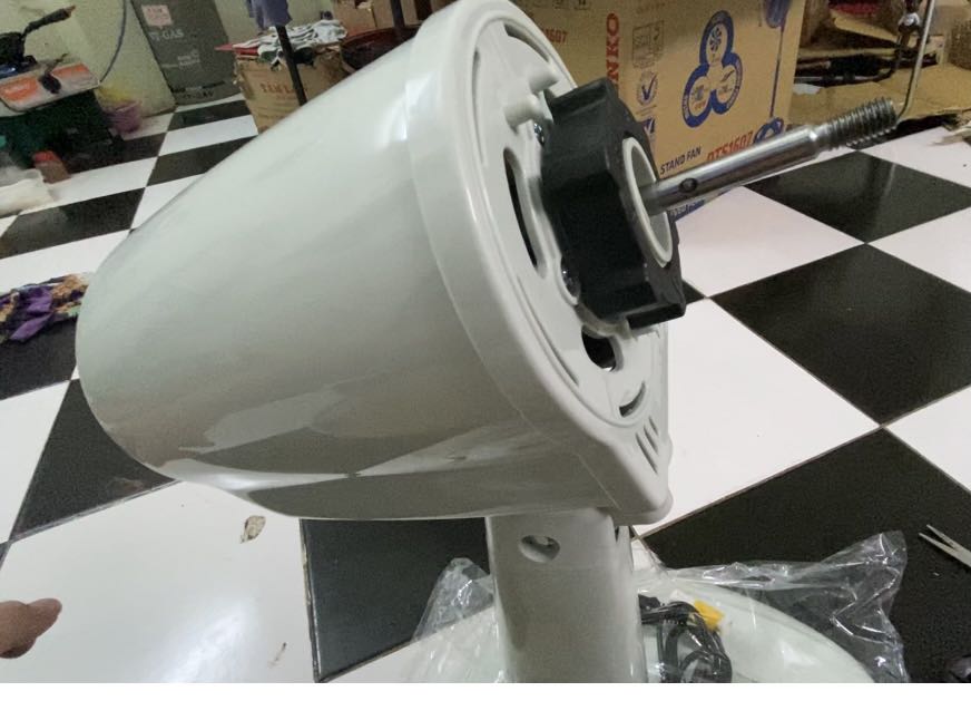 Cổ quạt hay tự kéo lên hơi lạ so với bt, tuy cũng ko quá bất tiện. Quạt chạy êm, rất mát. Đóng gói kĩ lưỡng, chắc chắn. Giao hàng nhanh hơn dự kiến.