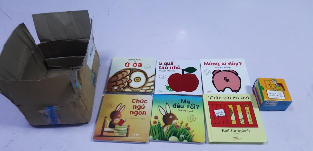 Lần đầu tiên mình mua của Tiki trading mà vận chuyển chán như này. Gáy sách hơi nhăn, quyển Thân gửi sở thú mình cảm thấy phần lật mở hơi mỏng