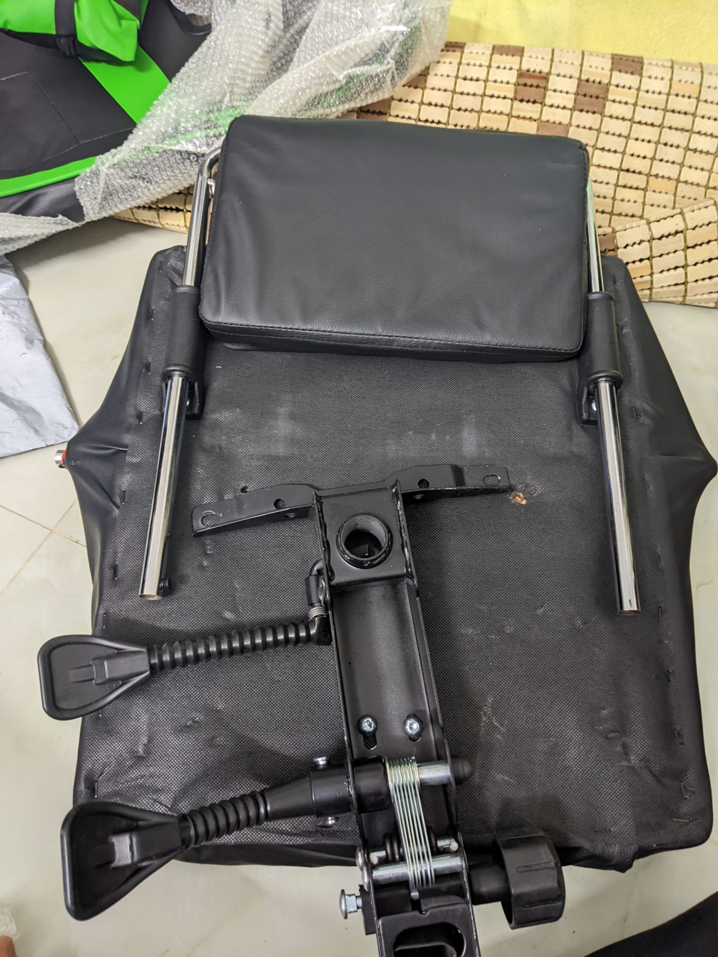 bộ phận ngồi kiểu như hàng lỗi hàng second hand. vỏ bao bì không phải mới. chỗ bắt vít bị bịt đầy gỗ và không khớp lỗ để bắt vít luôn. Thực sự nếu mình ko có đồ nghề méo biết sao lắp được luôn. 
còn chất lượng thì phải đợi thời gian đánh giá.
nhưng chi hơn cả triệu mà toàn nhận đồ cũ cũ. Nản....