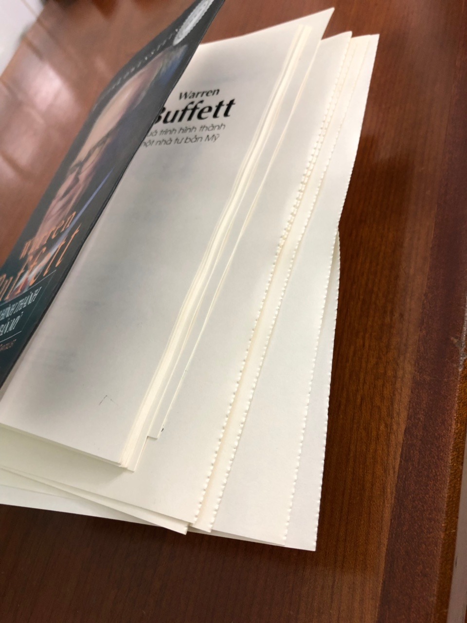 Theo thói quan, nhận được sách là mình ký tên. Ký tên xong lật vài trang thì sách bung ra rơi lã chã. Mình tin tưởng Tiki đã kiểm tra chất lượng rồi mới giao. Thất vọng ghê!
Gọi call-center thì trả lời vô cảm: ký tên vào sách rồi thì thôi không có hỗ trợ. Mình có thể tự mua sách mới nhưng cách trả lời thế thì không chấp nhận được.
Mình yêu cầu gặp cấp quản lý để góp ý thì nói quản lý bận, sẽ gọi lại trong ngày. Đợi hết ngày mà không gọi nên mình mới viết mấy dòng này.