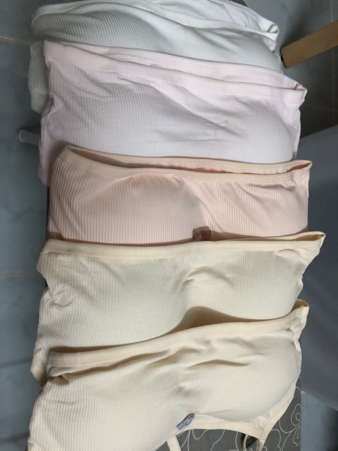 Giao đủ 5 cái. 
Vải cotton mềm mịn.
Chưa giặt nên ko biết có bị giãn hay ko
Nhưng với giá này thì chất lượng rồi