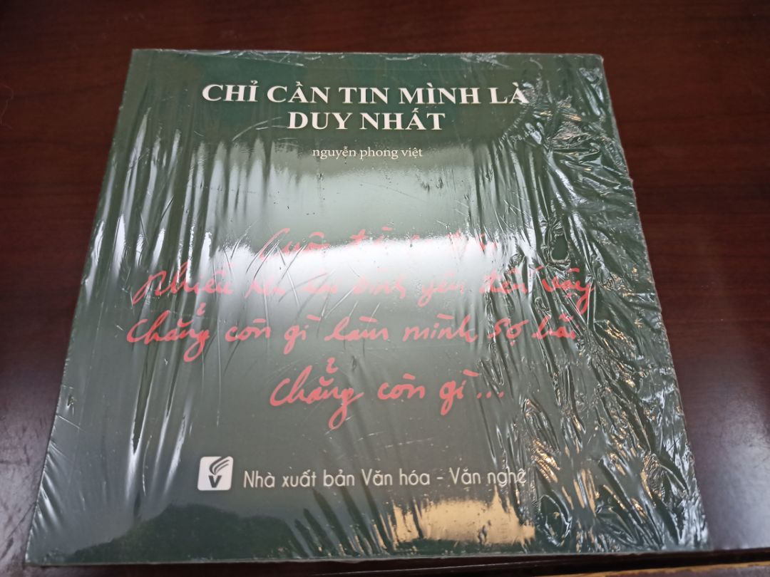 Nhà sách chuẩn bị. sách cẩn thận chu đáo, có đầy đủ màng bọc sách. Cám ơn nhà sách và Tiki.