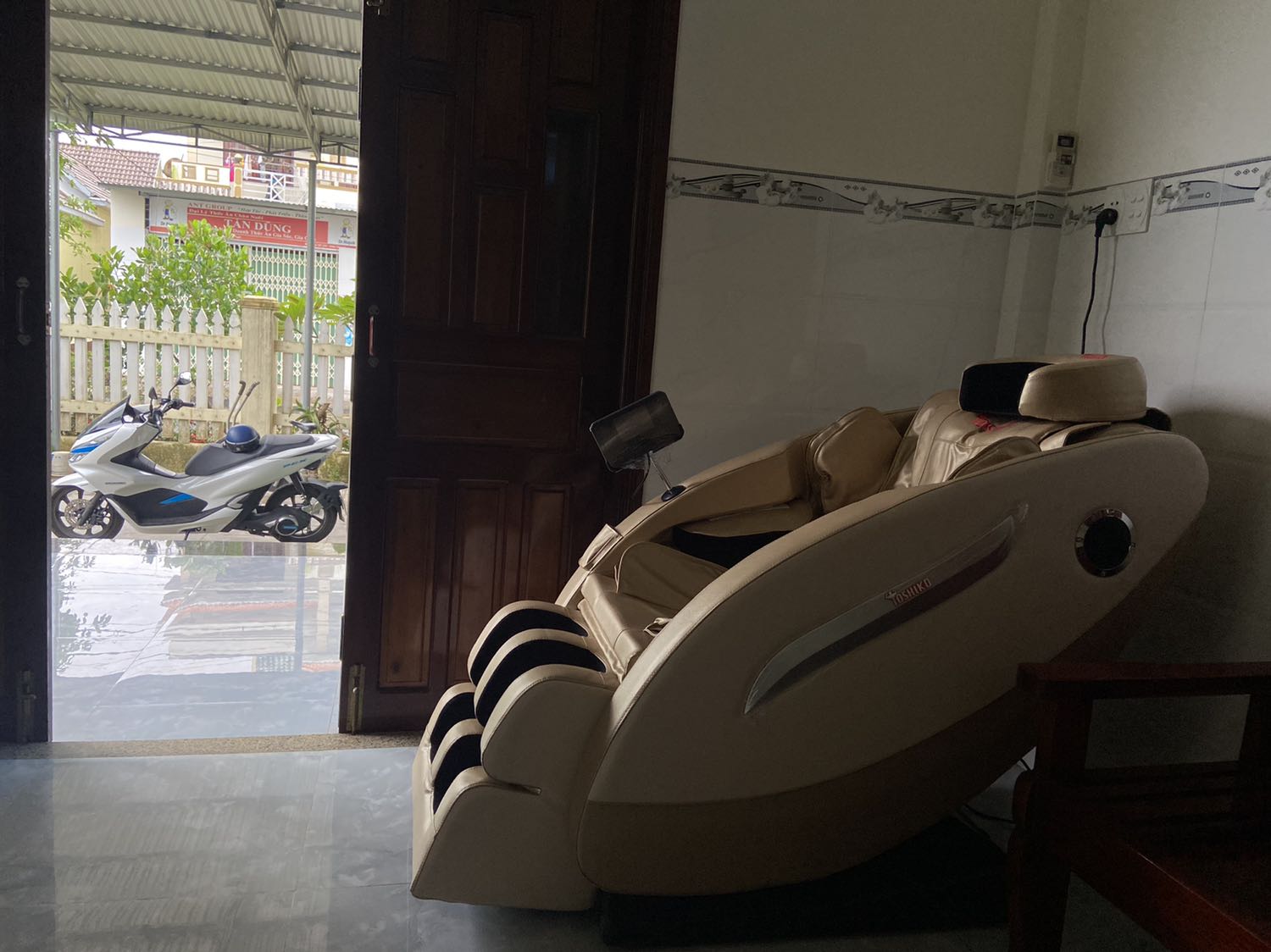 Nằm êm, nhiều chế độ
Mua cho ba mẹ nằm hài lòng
Giao hàng nhanh, vượt kỳ vọng mặc dù giao ở huyện tỉnh
Nhân viên giao hàng nhiệt tình tư vấn kỹ
Có CSKH gọi lại hỏi thăm