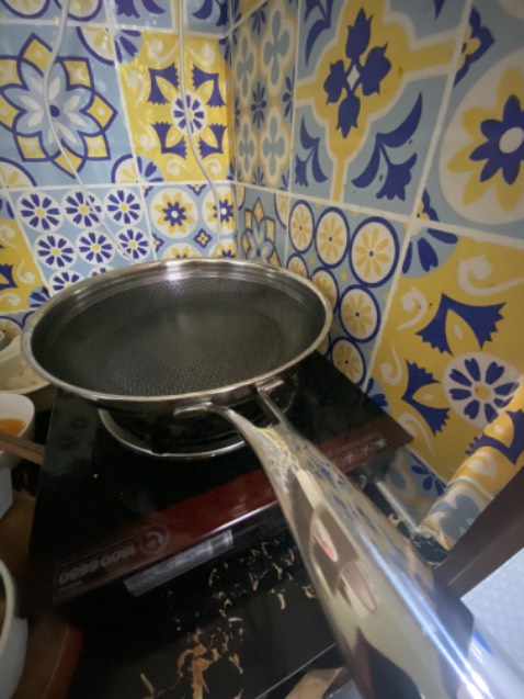 Chảo đẹp, hoàn thiện tốt, cứng cáp cầm đầm tay. Khả năng chống dính tốt