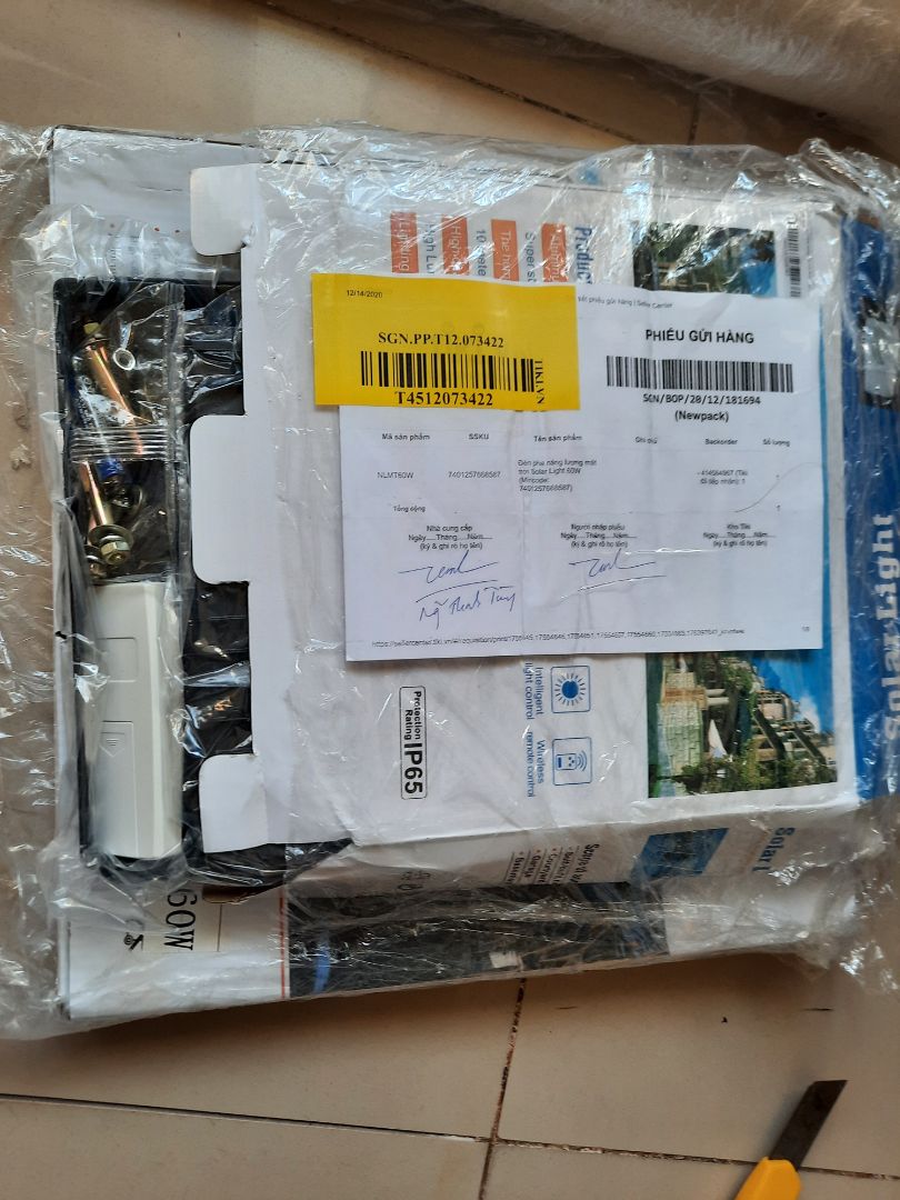 lần này đóng gói sơ xài quá. xạc 2 ngày mà khg vô điện, chỉ có 1 chấm chớp hoài. Mở đèn lên chưa được 1 p đã tắt.