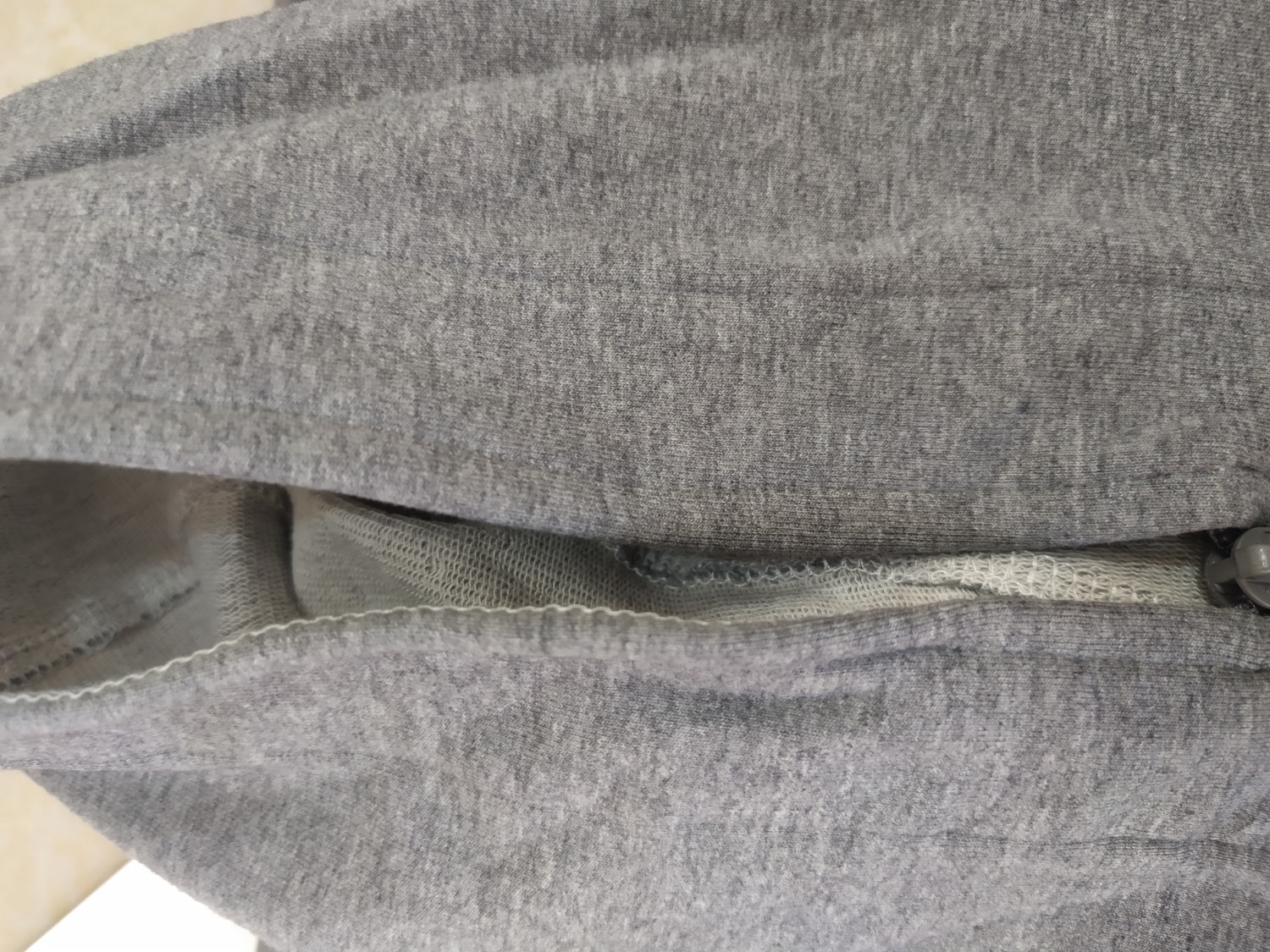 áo này da cá bên Goking vải rất dày dặn, được làm từ cotton nên mặc mát. Mình mua áo cho bé ở nhà để mang chống nắng bảo vệ da bé, vải cotton nên cũng yên tâm