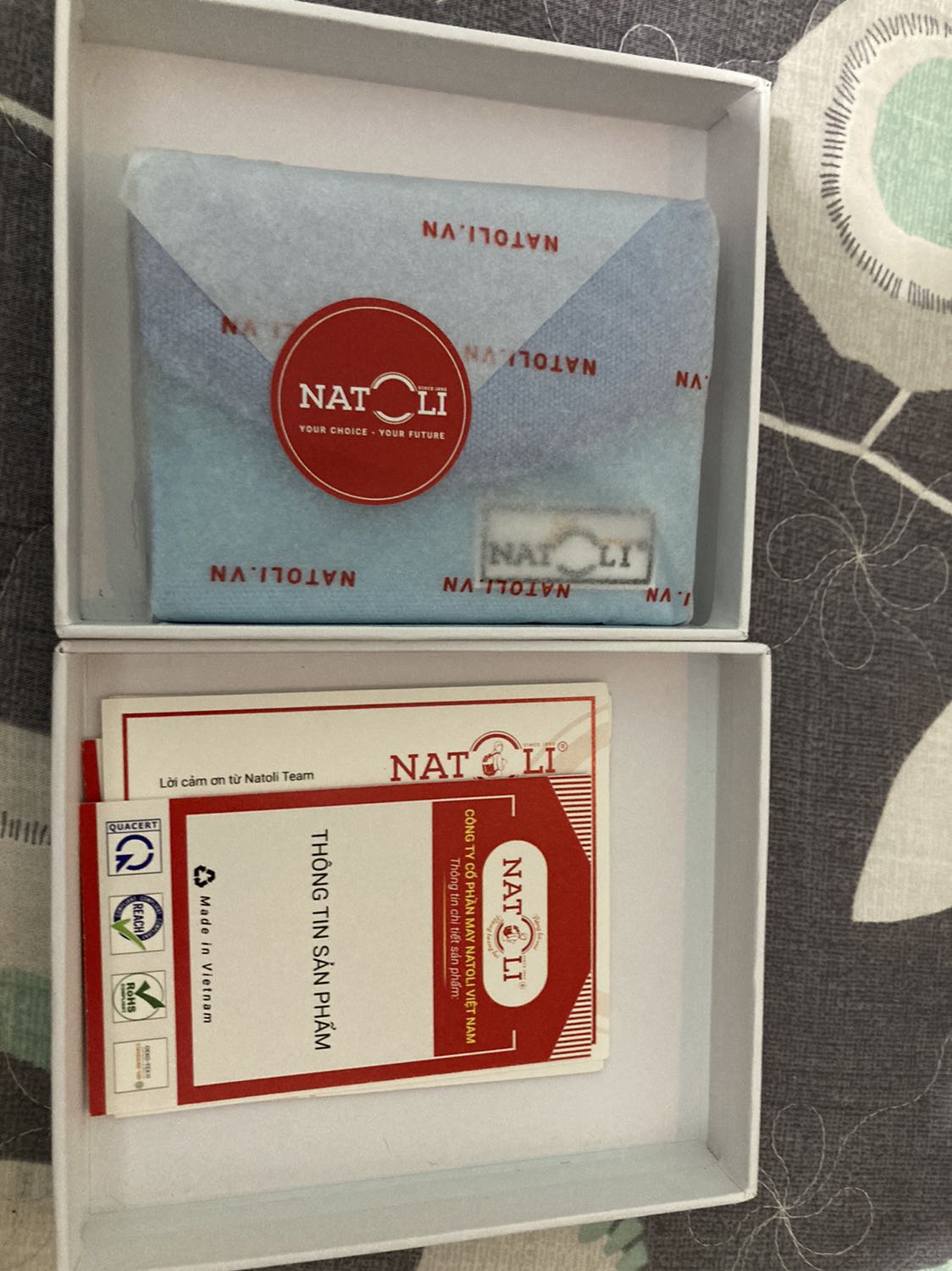 Sản phẩm nhỏ gọn, màu sắc, chất liệu , kiểu dáng giống hình
Giao hàng nhanh, đóng gói rất cẩn thận