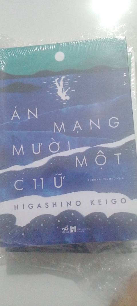 Shipper giao hàng nhanh, in rõ nét
Về nội dung: người đọc có thể dự đoán được hung thủ từ những chương đầu, có những tình tiết hồi hộp. Cá nhân mình thấy Phía sau nghi can X có nhiều chi tiết đáng sợ hơn, có những cú twist và khó đoán được cách thức gây án hơn.