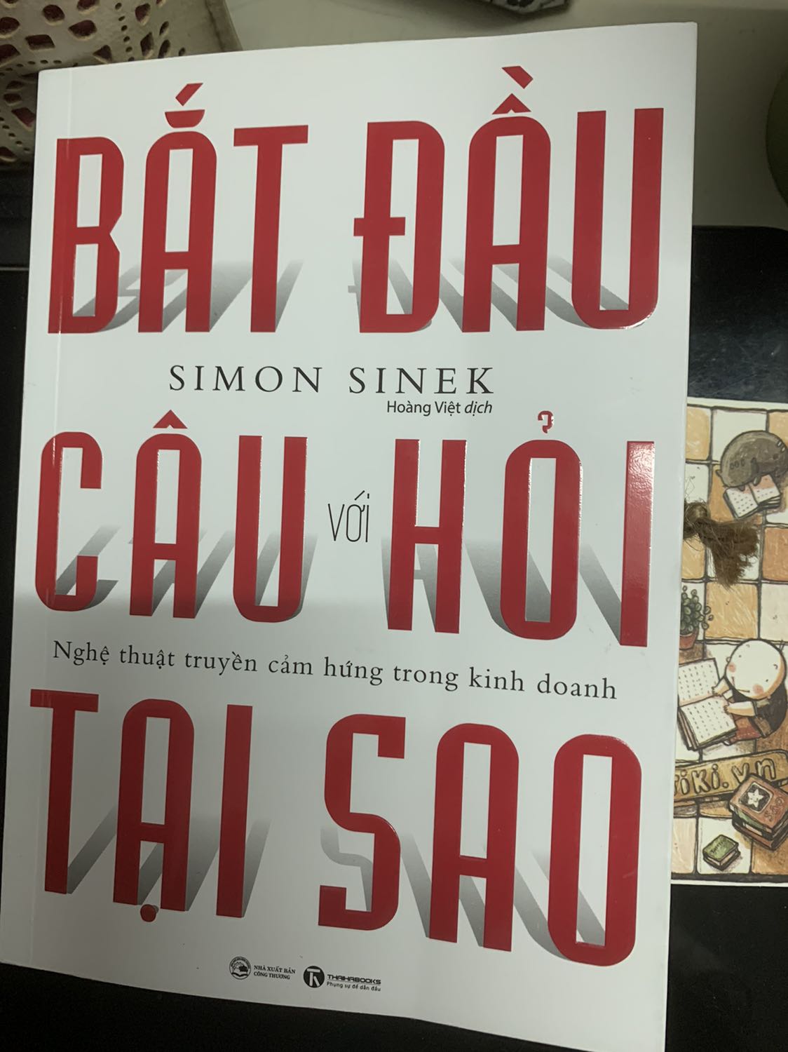 /Thật sự rất ấn tượng với câu nói "people dont buy what you do, people buy why you do it" trong quyển sách này. Tác giả phân tích rất kỹ từ câu hỏi what/how/why và luôn nhấn mạnh câu hỏi TẠI SAO. Lấy ví dụ từ những câu chuyện của Apple, hãng hàng không Southwest, Anh em nhà Wright,... quá đỉnh r. 1 cuốn sách thiên về tư duy khác biệt đáng đọc là đây! Vote cho sách 5 sao. Post 1 số trang cho mọi ng đọc thử.
Về tiki thì giao hàng nhanh, sản phẩm tốt và mới rất là ok lahhh :)