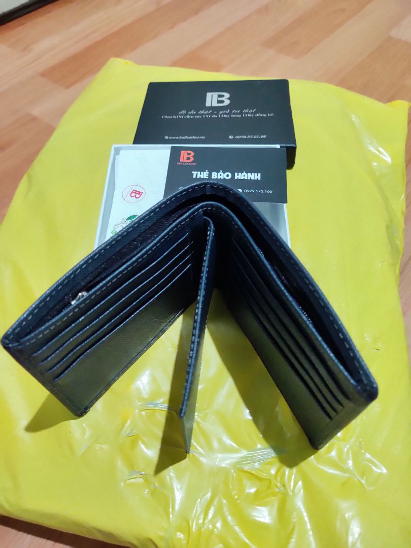 Đóng gói khá kĩ, hàng khá đẹp, dù chưa xài chưa biết chất lượng thế nào nhưng tôi hài lòng với chiếc ví này, Cám ơn Bụi leather!, sẽ tiếp tục mua ủng hộ cửa hàng, có lẽ lần tới tôi sẽ mua một chiếc ví đứng cho có đầy đủ ví ngang ví đứng.