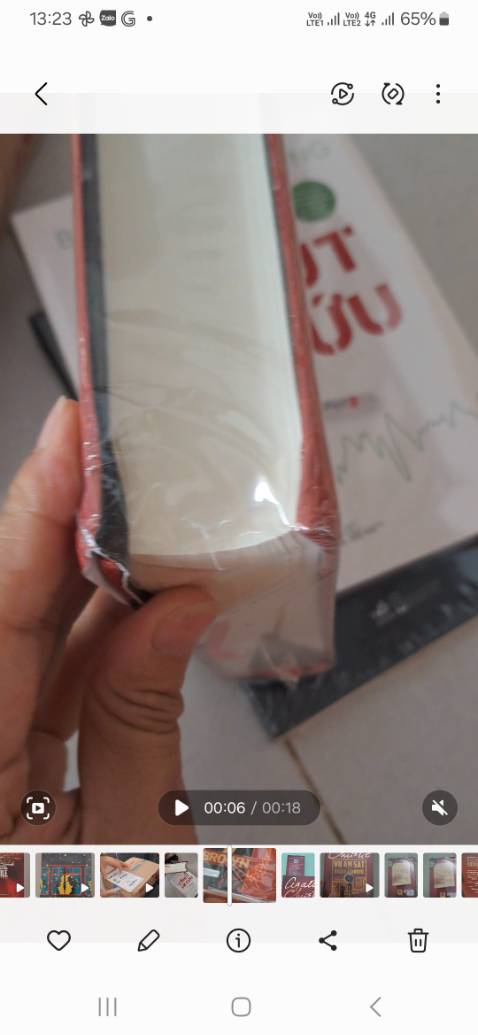 Sách bìa cứng mà gãy góc . Háo hức đợi sách. Xong nhận được là chán luôn.