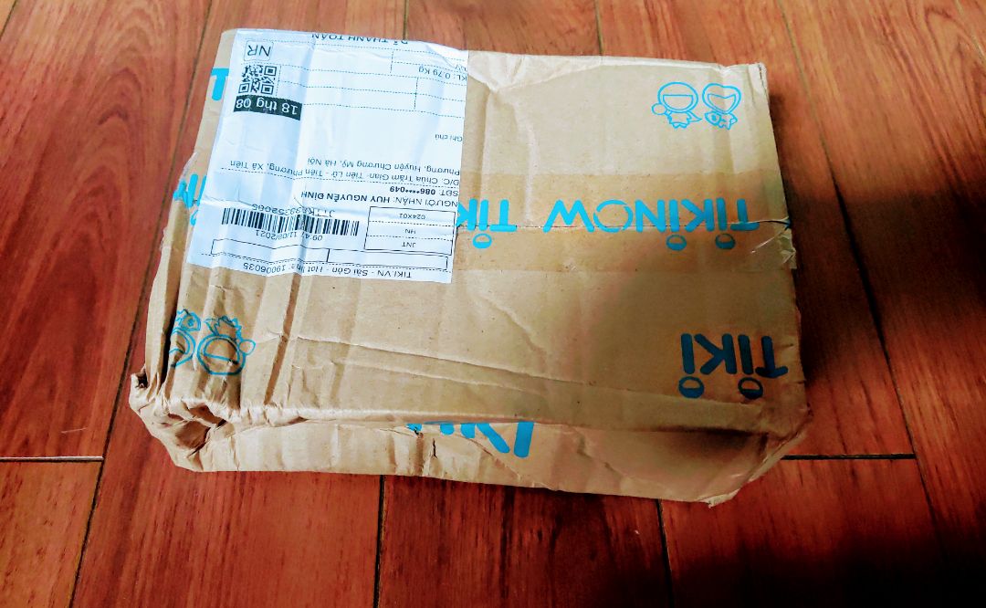 Không nhầm là trong đợt dịch này tiki luân chuyển cho 1 bên giao hàng khác. và đây là kết quả, nhận đơn hàng mà mình thấy bực mình, ko biết quăng vứt đến mức nào để thành ra thế này nữa. Mà vốn dĩ tiki không bao giờ có bọc lót gì + giao hàng vớ vẩn thế này thì mình cảm giác mua sách mới mà như mua hàng tồn kho giá rẻ.
