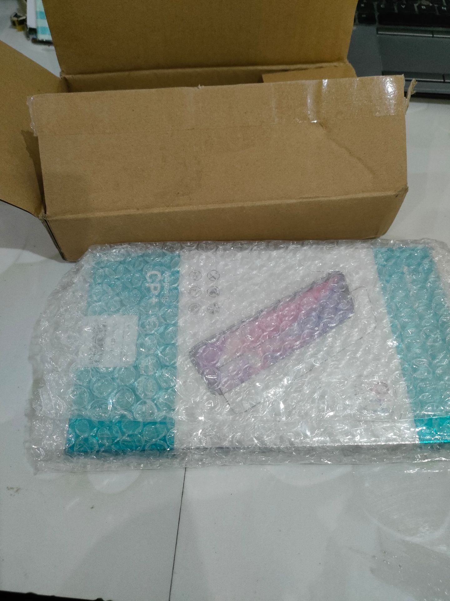 đóng gói rất cẩn thận. rơi cái nứt cường lực luôn. may là màn hình k sao. nghi ngờ k biết có chính hãng k