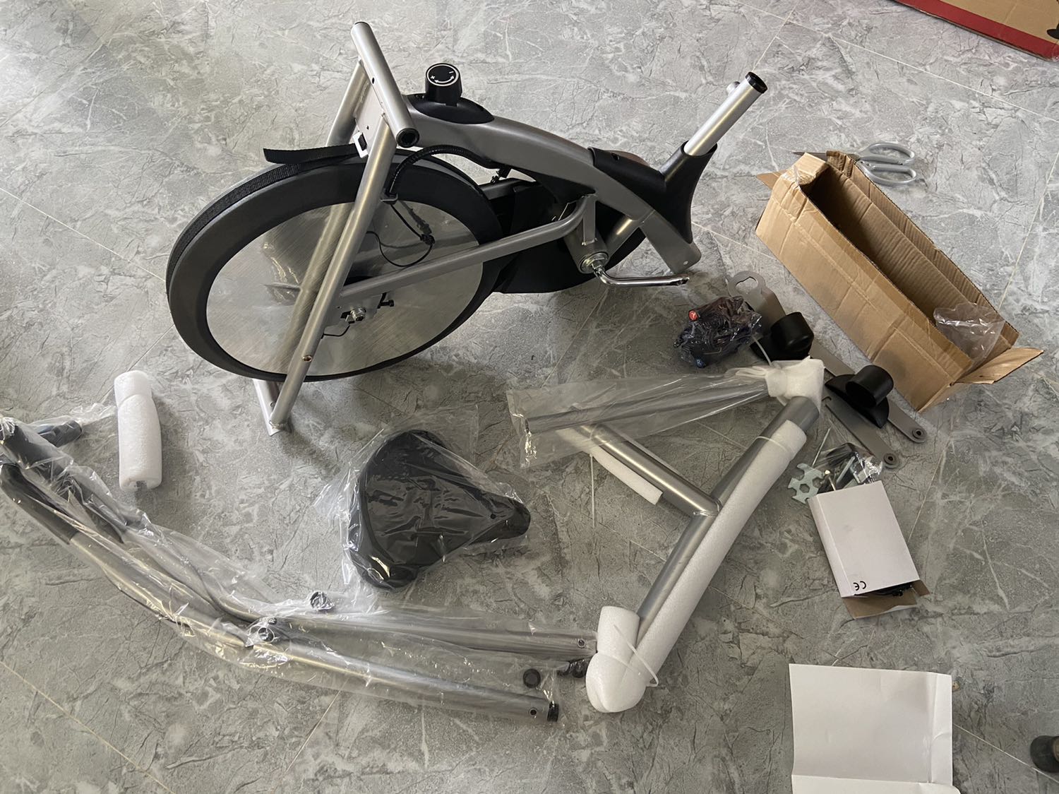 Sản phẩm tương đối ổn
Có vài chỗ trầy xước chắc do quá trình vận chuyển
Chỗ để đặt yên xe vào hàn không kĩ có mấu lòi ra nên để yên vào không được mình phải nhờ thợ tới sửa cả buổi luôn Sản phẩm tương đối ổn
Có vài chỗ trầy xước chắc do quá trình vận chuyển
Chỗ để đặt yên xe vào hàn không kĩ có mấu lòi ra nên để yên vào không được mình phải nhờ thợ tới sửa cả buổi luôn