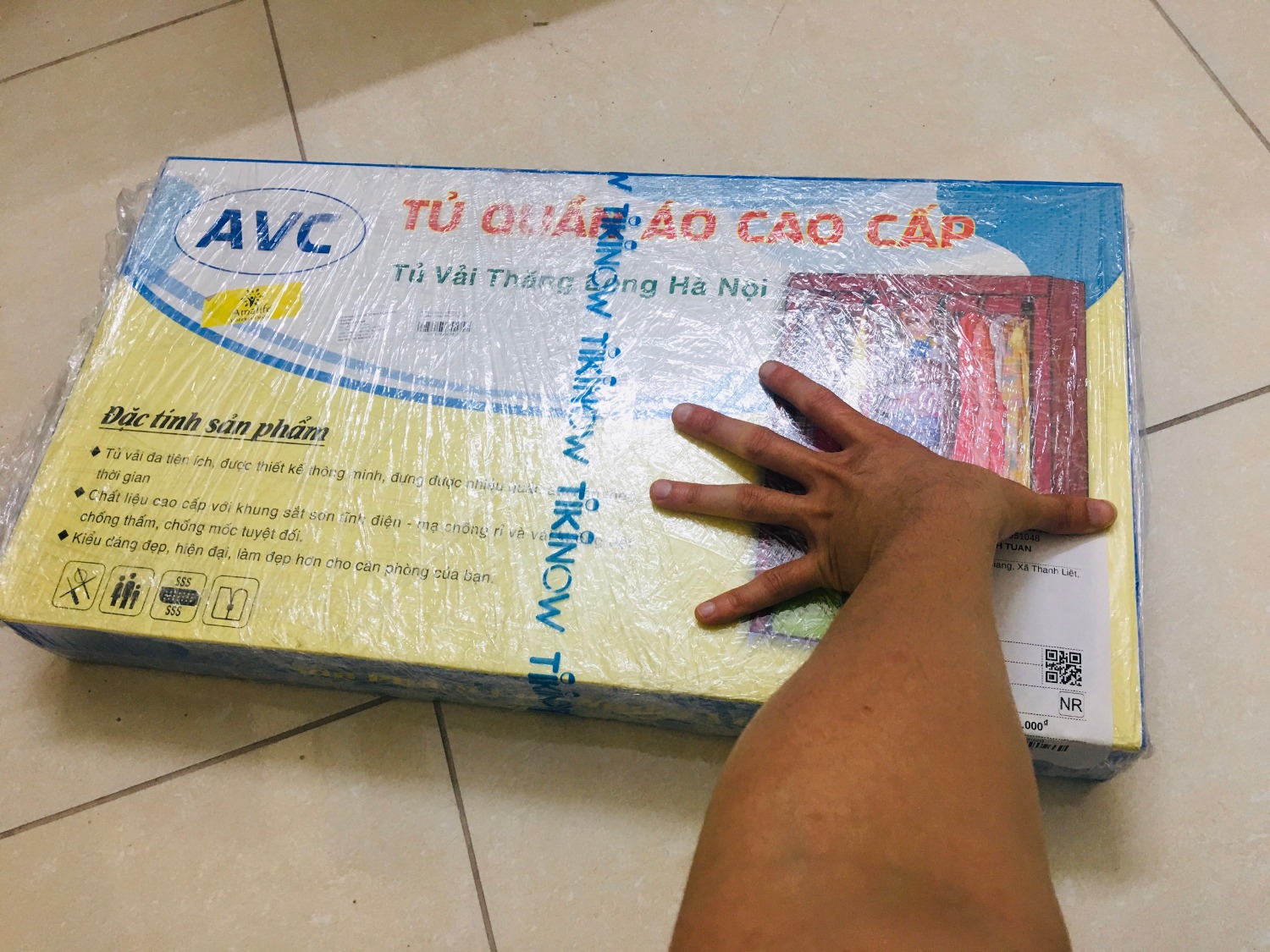 Ngồi mày mò rồi cũng lắp xong thấy đẹp và chắc chắn ra phết. Mình mua cho bạn gái, đồ để khá thoải mái, tủ cũng cứng cáp ko bị chệch choạc hay gì cả; hơi bất ngờ thấy hàng Việt Nam, mua ủng hộ hàng việt nam :))) 
Vải ko thấm nước, màu đẹp, dáng dấp ok, ngăn rộng rãi. Thích ...