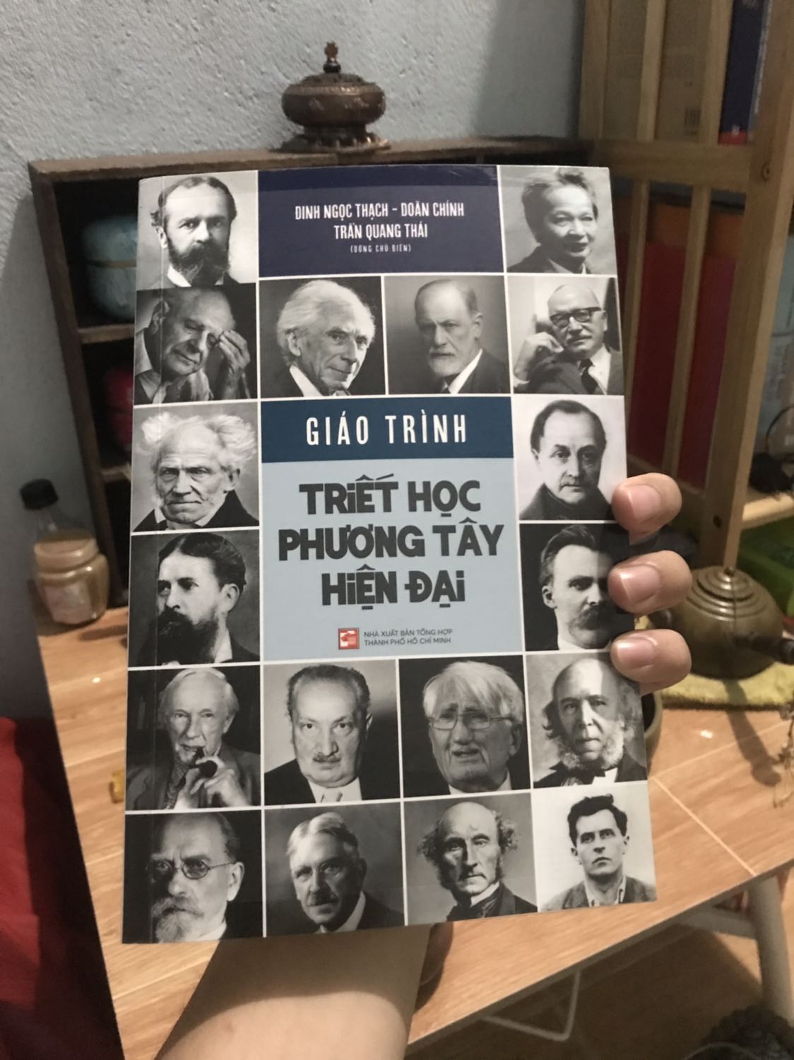Vừa đọc thử mở đầu và đoạn về hậu hiện đại. 
Nhìn chung vẫn còn mang góc nhìn của Marxist nhưng thái độ tương đối khách quan. Nhưng vì cố gắng đề cập quá nhiều trường phái nên viết có phần giản lược. Vừa đọc thử mở đầu và đoạn về hậu hiện đại. 
Nhìn chung vẫn còn mang góc nhìn của Marxist nhưng thái độ tương đối khách quan. Nhưng vì cố gắng đề cập quá nhiều trường phái nên viết có phần giản lược.