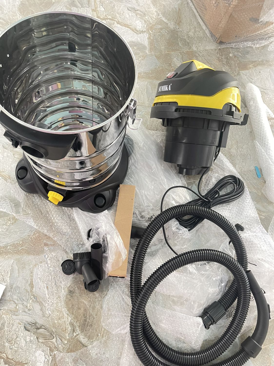 Vừa nhận được là *** máy lun máy hút mạnh tiếng ồn ở mức chịu được cũng ko phải quá ồn nói chung  khá ưng và thích cái máy này