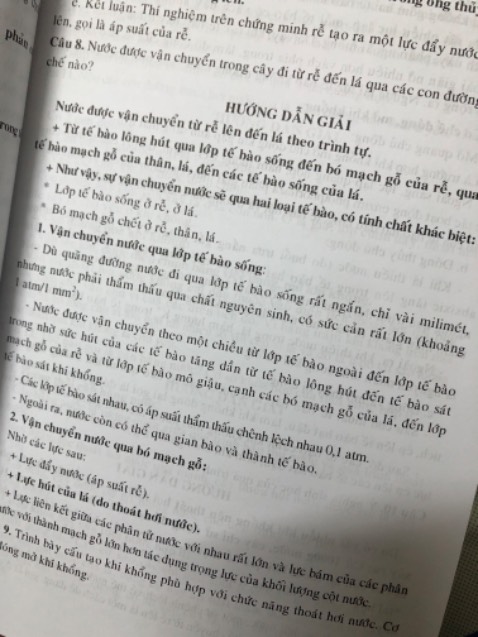 Theo tôi thấy thì sách làm tôi khá thất vọng, được cái giao nhanh chứ mở hàng ra thì hơi hẫng.Làm ăn cẩu thả, đóng sách mà dây dính keo đầy ra gáy, ảnh trên là đã ngồi cạo khoảng nửa tiếng rồi. Đóng gáy còn ko đều, trang thì sắp xếp lộn xộn (tự nhiên từ 31 nhảy sang 17) Chữ thì in đậm in nghiêng chả theo quy tắc gì, đọc mà khó phân biệt cái nào là câu hỏi cái nào là câu trả lời. Cắt bìa thì méo rồi hao hụt mất miếng chữ. Nói chung là do áp mã mua giá rẻ chứ ko là trả hàng liền, ko bàn về nội dung nhưng chắc kèo là chuyển qua mua bên Hồng Ân mua chứ sẽ ko ghé lại Khang Việt!