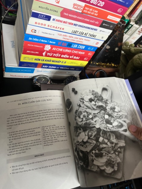 Cuốn này bên phát hành sách cố tình cho nhiều hình ảnh minh hoạ (Gần 1/2 cuốn). Phải chi hình im màu rõ đẹp thì ko nói đằng này in trắng đen.